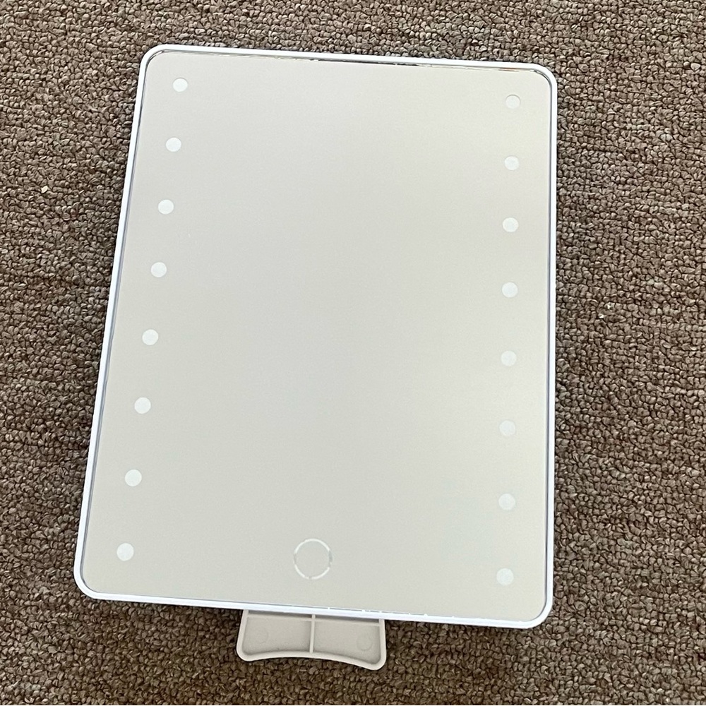 Mini miror lighted for makeup color white , charger with battery